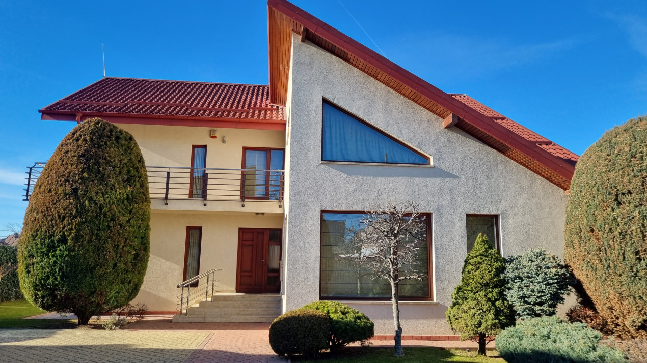 Inchiriere Casa-vila de lux cu 5 camere si 1200 mp teren in zona Centrala