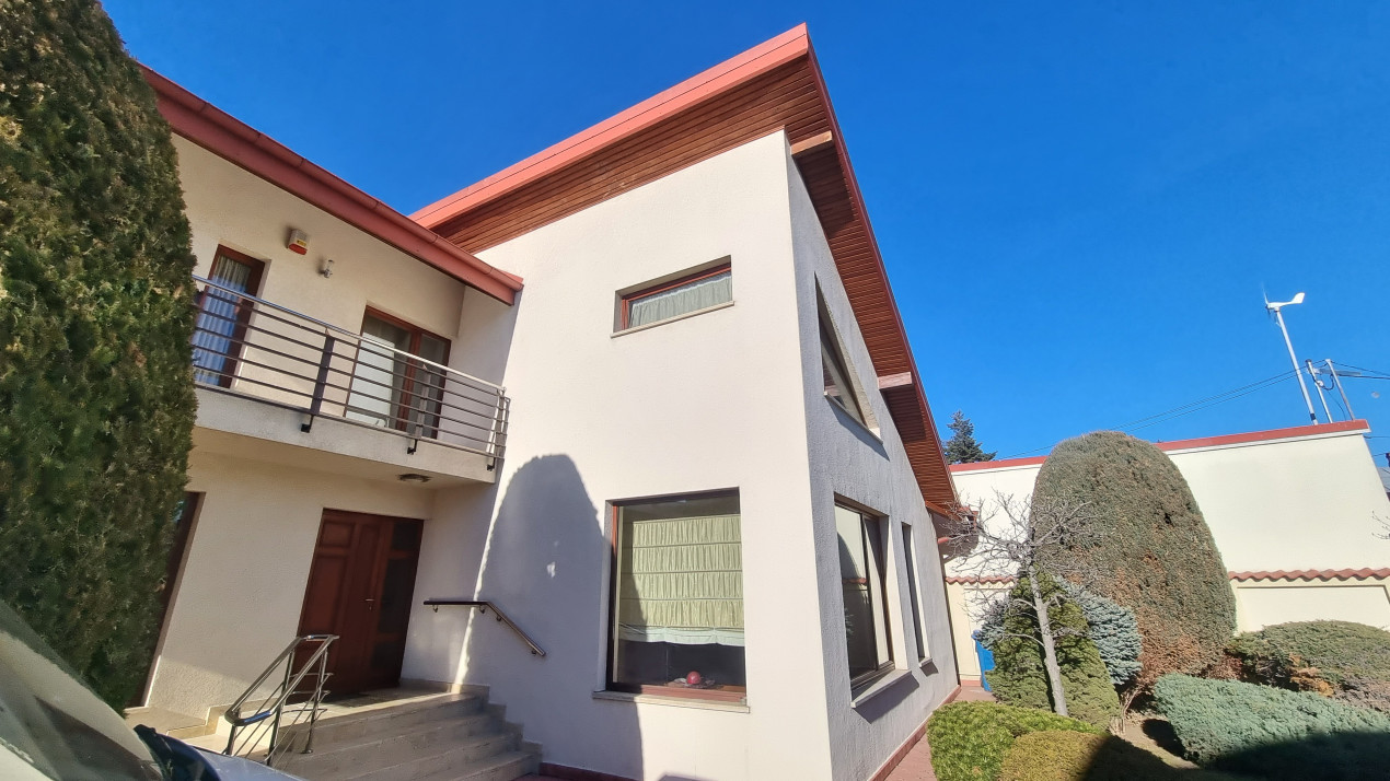 Inchiriere Casa-vila de lux cu 5 camere si 1200 mp teren in zona Centrala