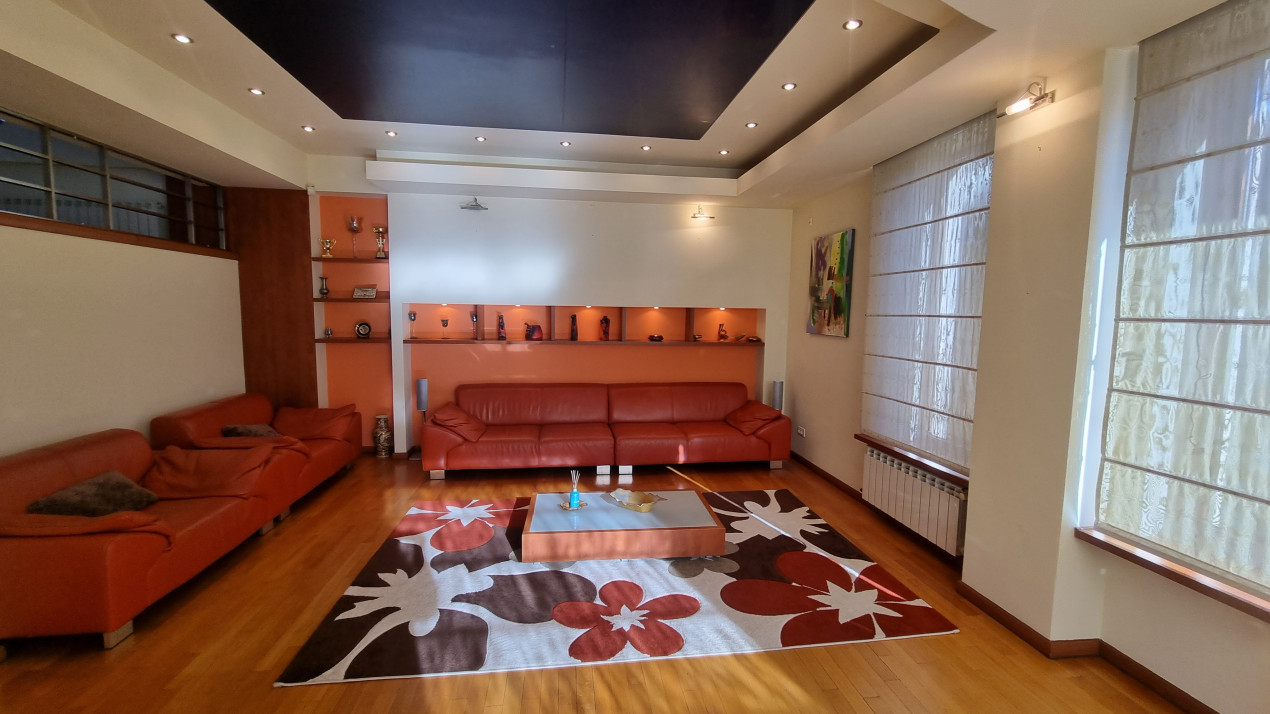 Inchiriere Casa-vila de lux cu 5 camere si 1200 mp teren in zona Centrala