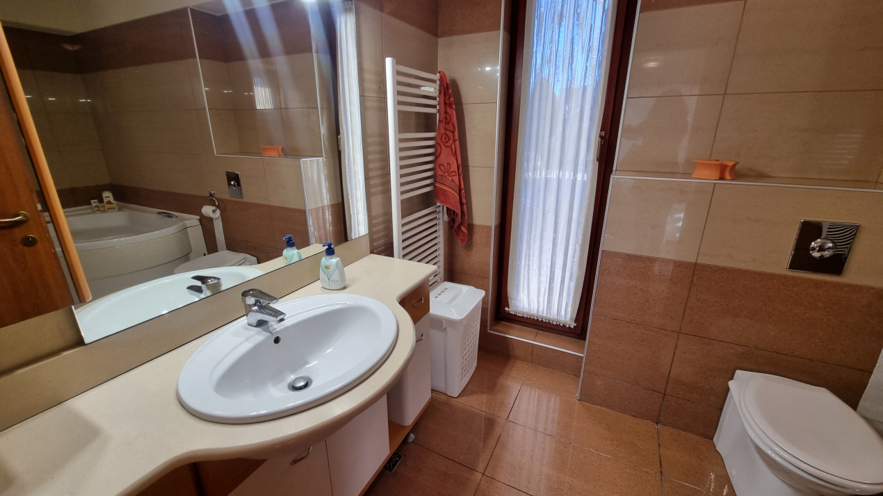 Inchiriere Casa-vila de lux cu 5 camere si 1200 mp teren in zona Centrala