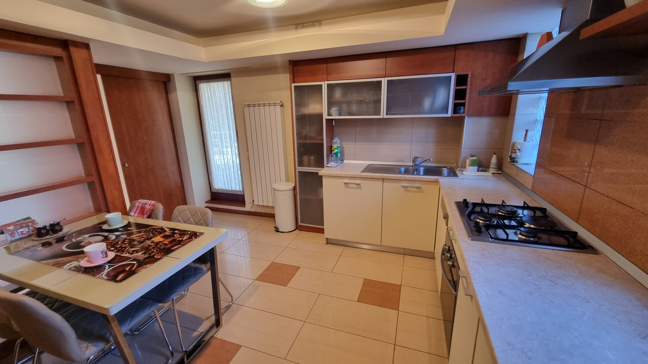 Inchiriere Casa-vila de lux cu 5 camere si 1200 mp teren in zona Centrala