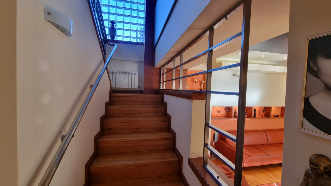 Inchiriere Casa-vila de lux cu 5 camere si 1200 mp teren in zona Centrala