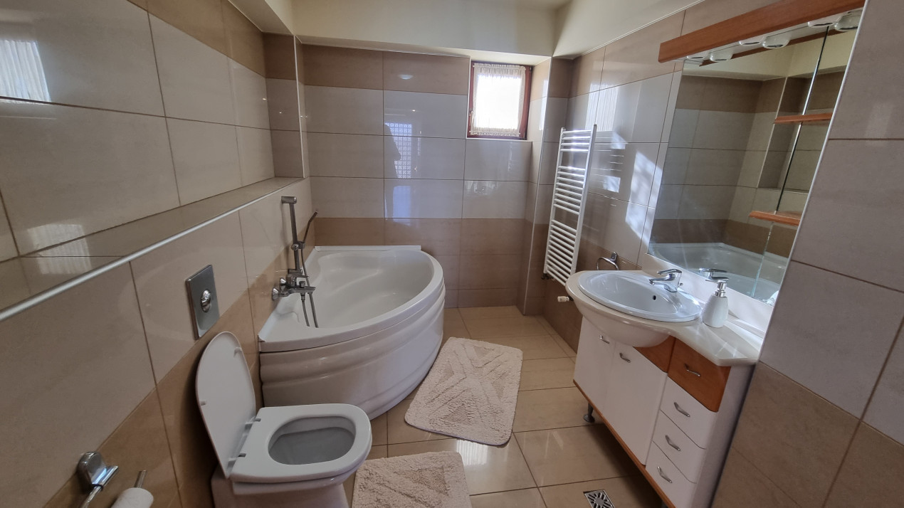 Inchiriere Casa-vila de lux cu 5 camere si 1200 mp teren in zona Centrala