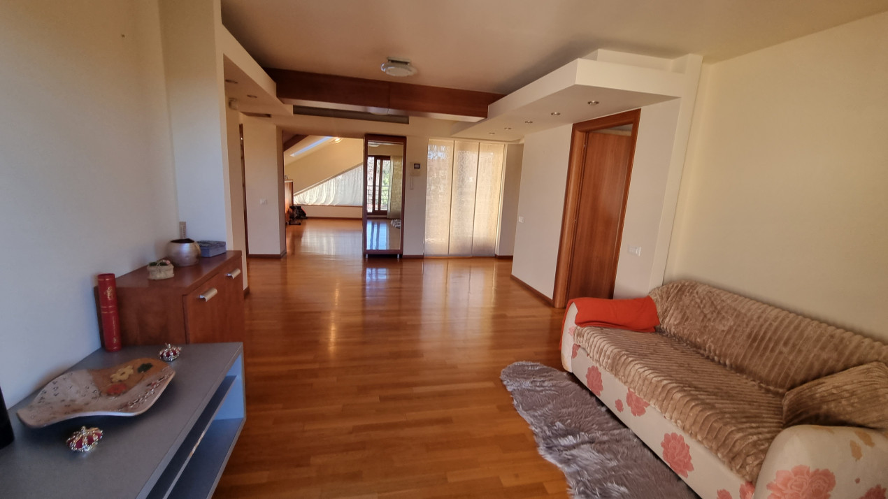 Inchiriere Casa-vila de lux cu 5 camere si 1200 mp teren in zona Centrala