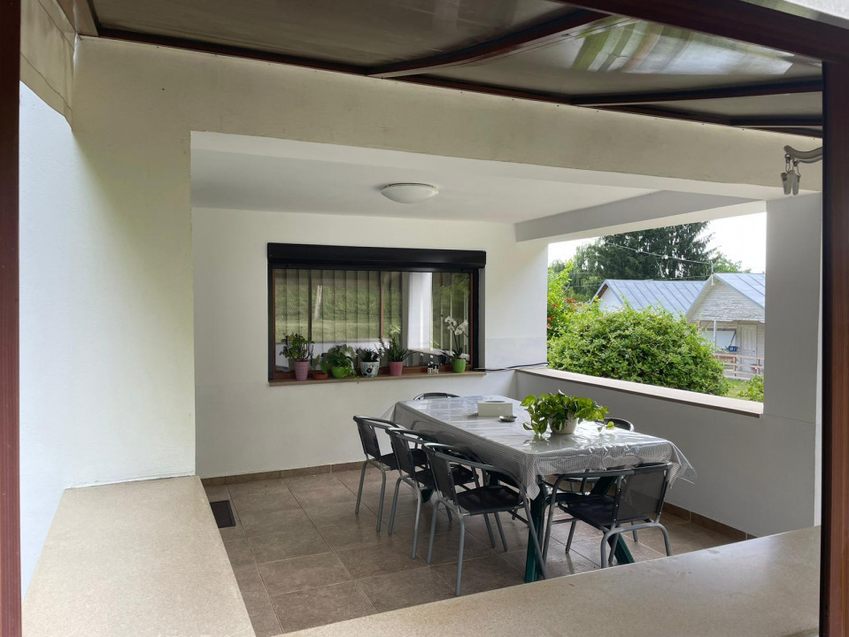 Vanzare casa-vila cu 5 camere si teren 3700 mp in Plopu-Bucov