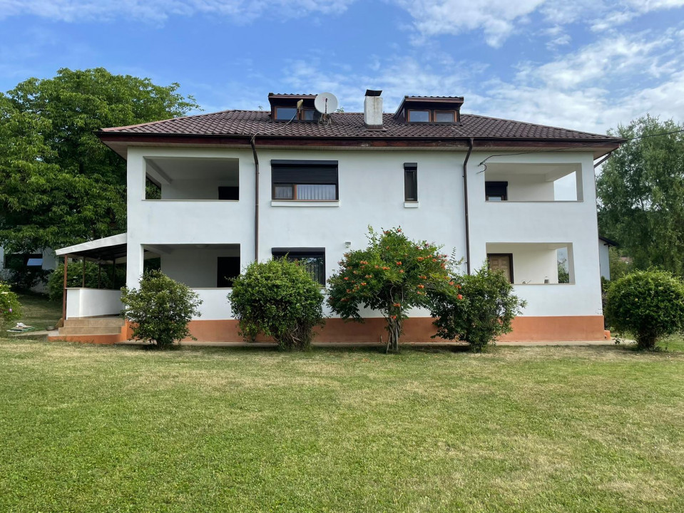 Vanzare casa-vila cu 5 camere si teren 3700 mp in Plopu-Bucov