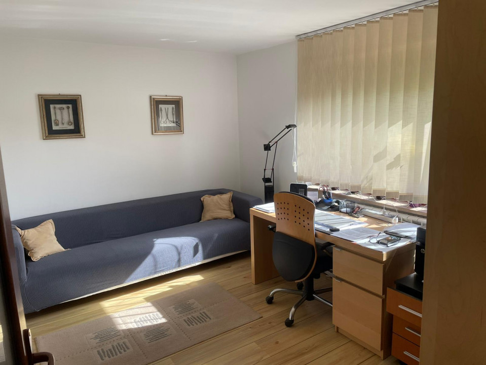 Vanzare casa-vila cu 5 camere si teren 3700 mp in Plopu-Bucov