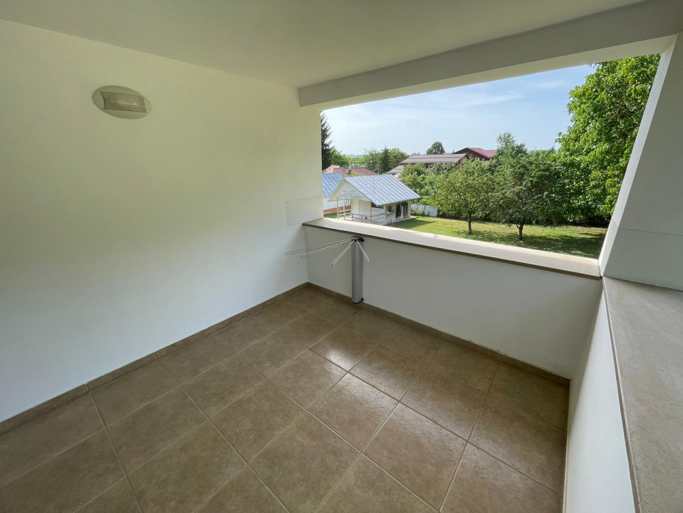 Vanzare casa-vila cu 5 camere si teren 3700 mp in Plopu-Bucov