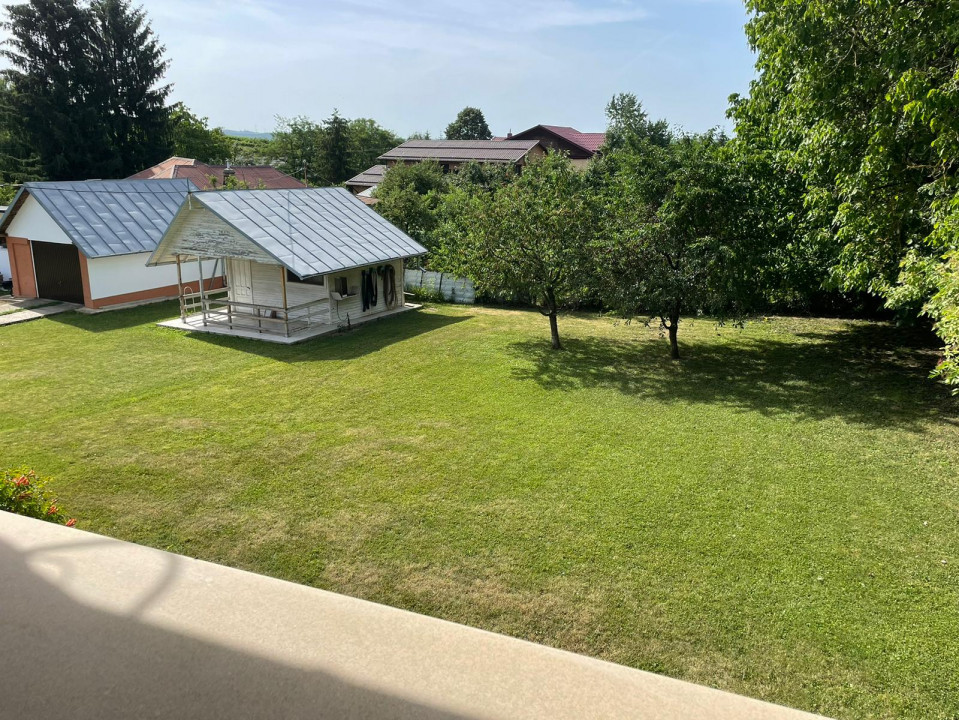 Vanzare casa-vila cu 5 camere si teren 3700 mp in Plopu-Bucov