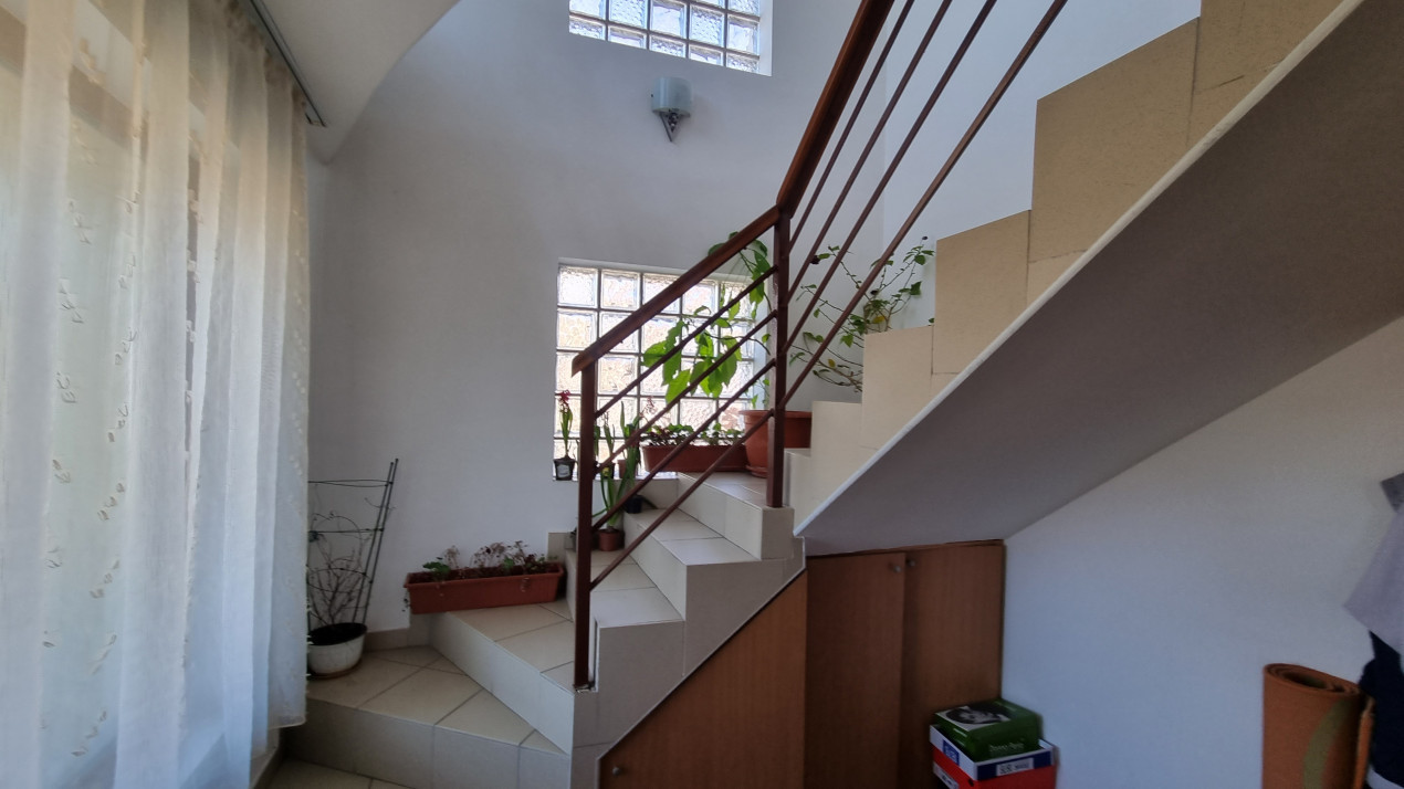 Vanzare casa-vila 6 camere, 2010 in localitatea Boldesti-Scaieni