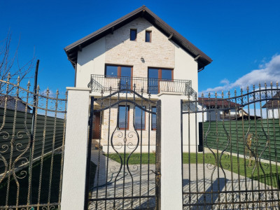 Vanzare casa-vila cu 4 camere in zona Ploiestiori-Tantareni