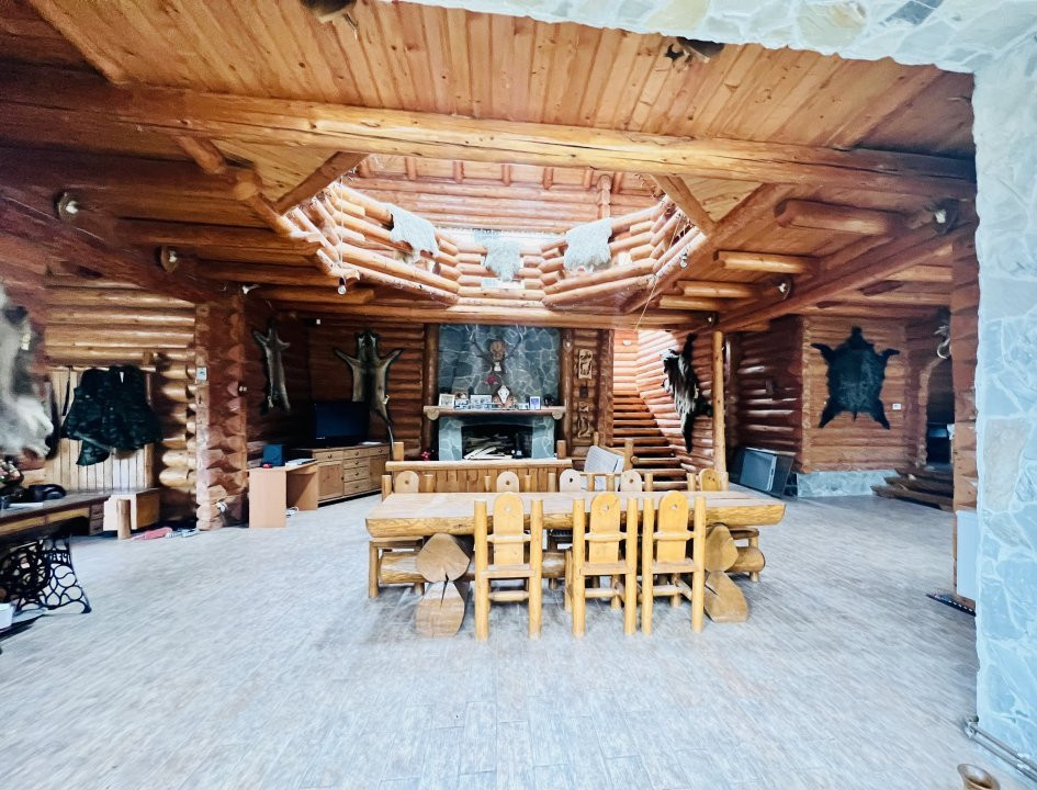 Cabana vânătorească din lemn cu vedere spectaculoasa, langa Castelul Cantacuzino