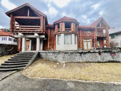 Cabana vânătorească din lemn cu vedere spectaculoasa, langa Castelul Cantacuzino