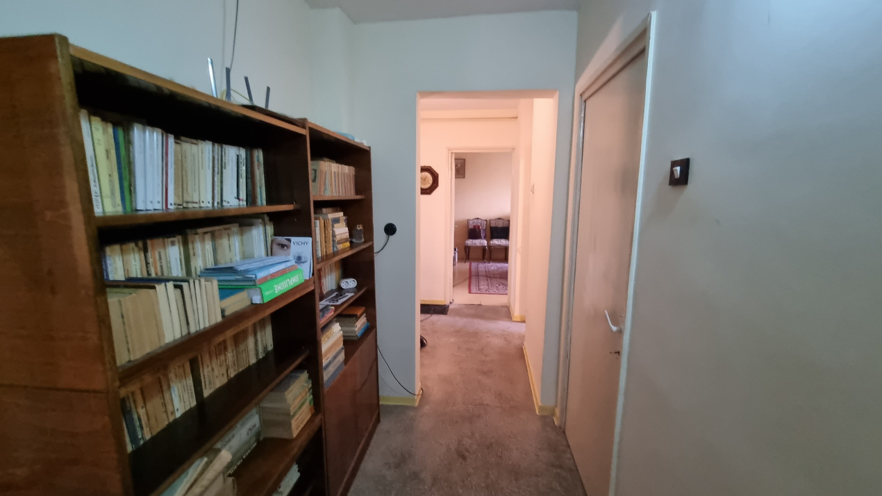 Vanzare apartament 4 camere in zona Vest-Lamaita