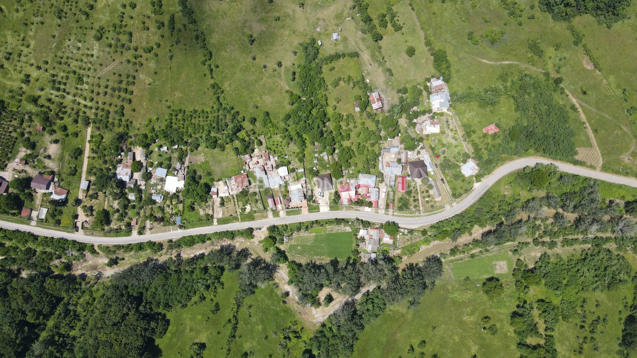 Teren spectaculos cu padure, livada si priveliste panoramica in Soimari PH