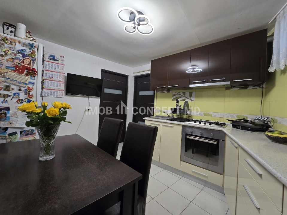 VANZARE CASA 3 CAMERE in zona Democratiei