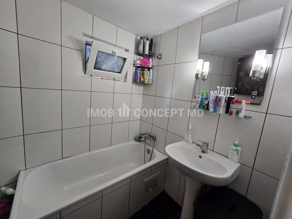 VANZARE CASA 3 CAMERE in zona Democratiei