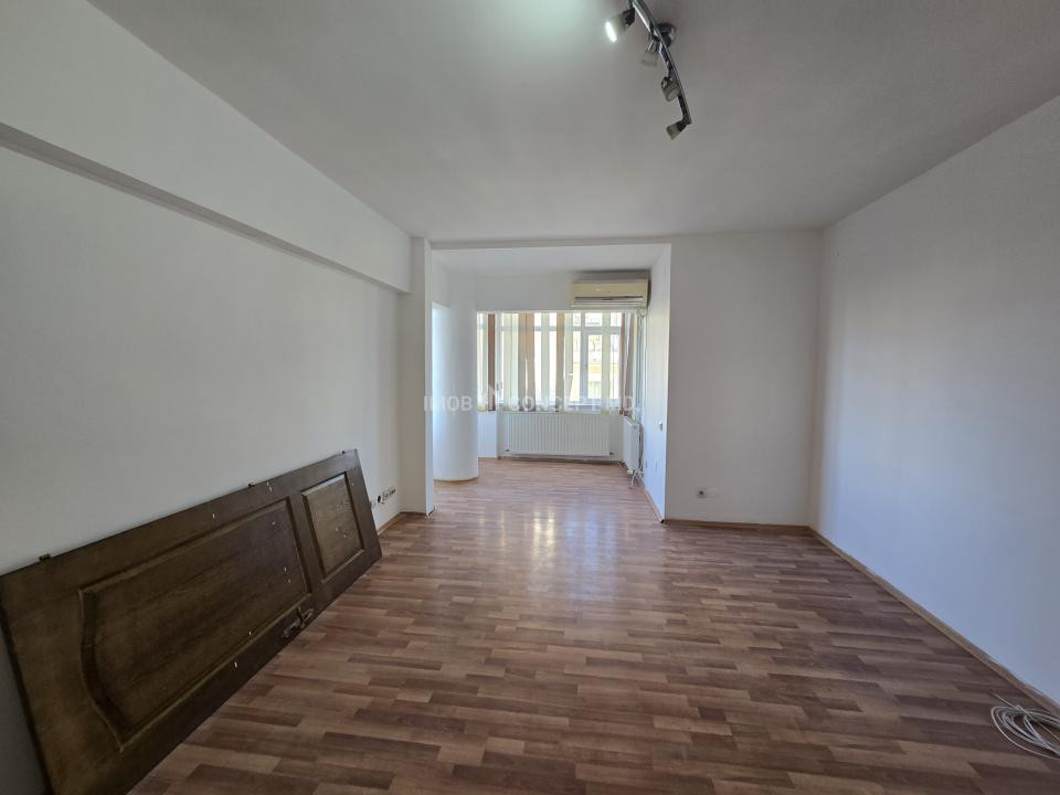 VANZARE apartament 3 camere, 2 bai in zona Pta M Viteazul