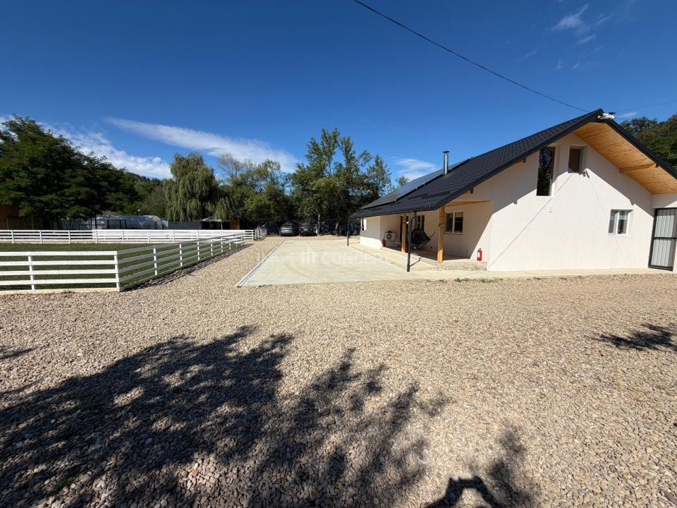 VANZARE Casa-vila cu teren generos si padure, Surani-Prahova