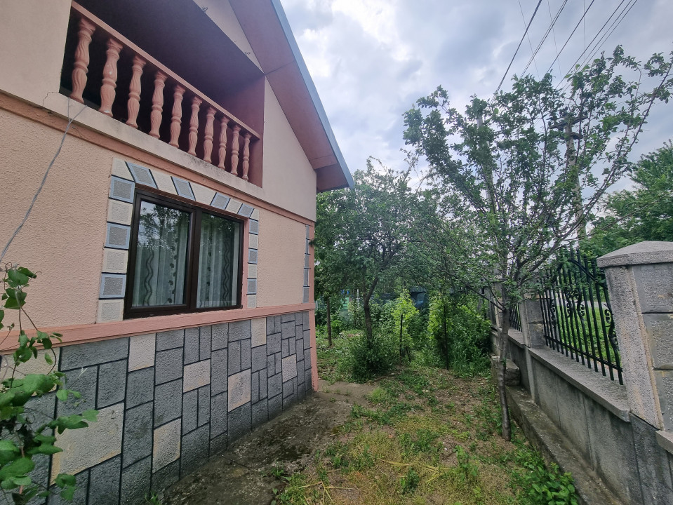 Vanzare casa cu 4 camere si teren in zona Bucov-Pleasa