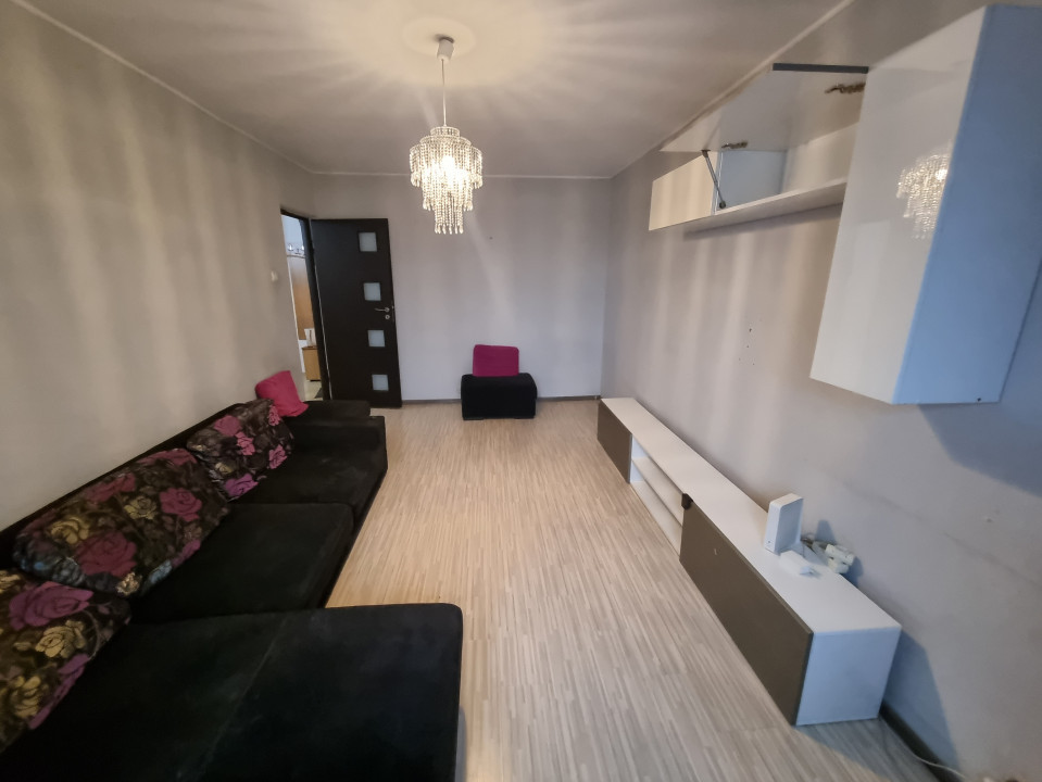 Vanzare apartament 3 camere- decomandat in zona Bariera Bucuresti