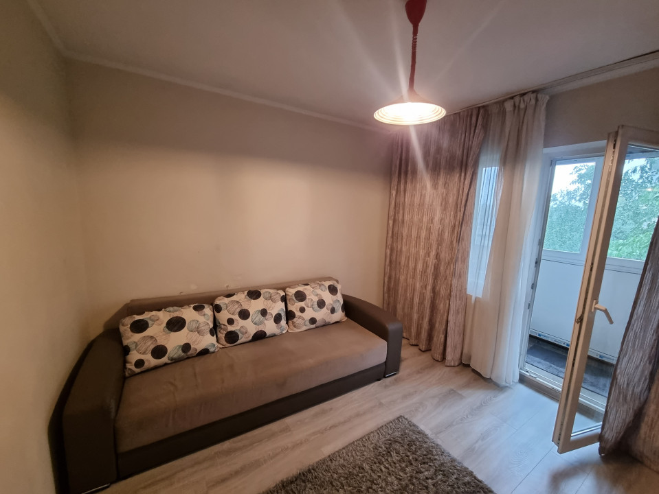 Vanzare apartament 3 camere- decomandat in zona Bariera Bucuresti