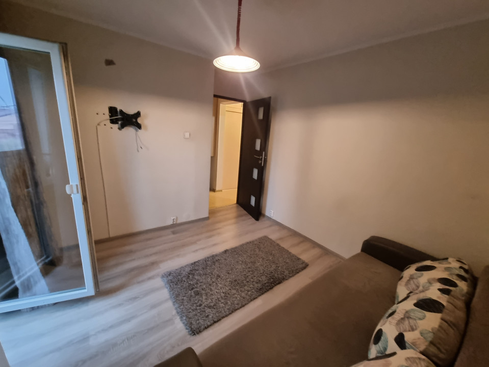 Vanzare apartament 3 camere- decomandat in zona Bariera Bucuresti