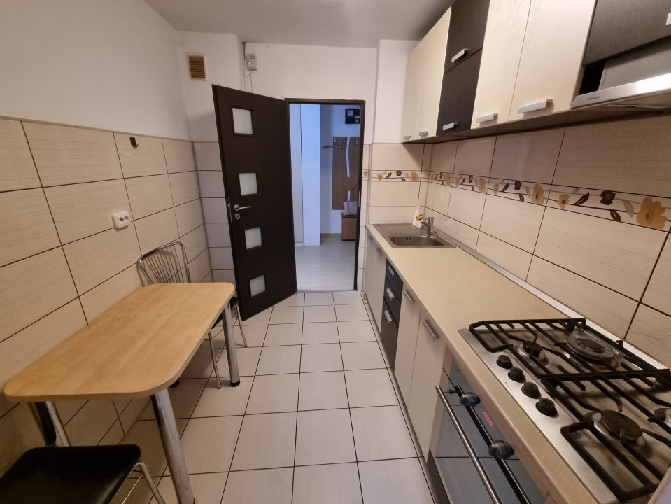 Vanzare apartament 3 camere- decomandat in zona Bariera Bucuresti