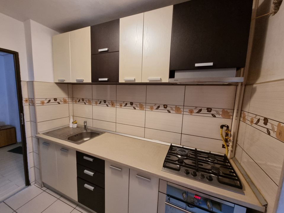 Vanzare apartament 3 camere- decomandat in zona Bariera Bucuresti
