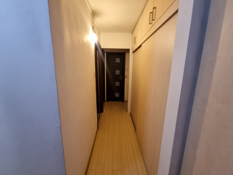 Vanzare apartament 3 camere- decomandat in zona Bariera Bucuresti
