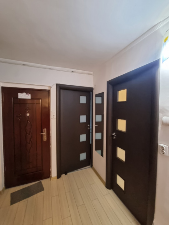 Vanzare apartament 3 camere- decomandat in zona Bariera Bucuresti