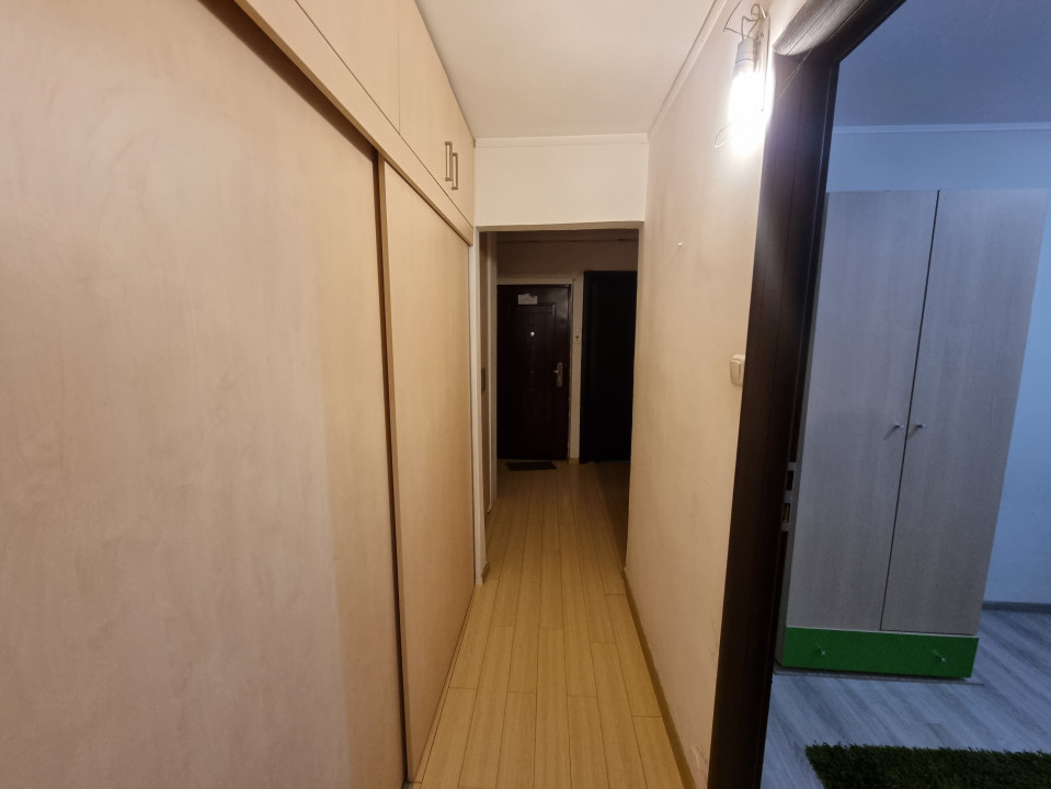 Vanzare apartament 3 camere- decomandat in zona Bariera Bucuresti