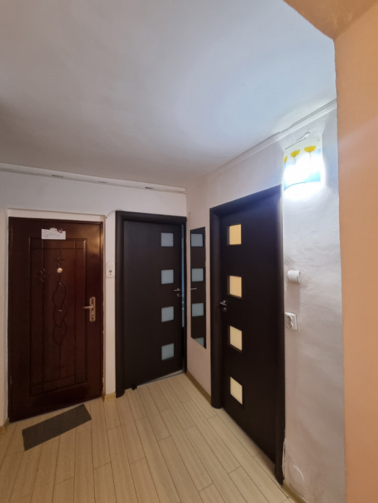 Vanzare apartament 3 camere- decomandat in zona Bariera Bucuresti