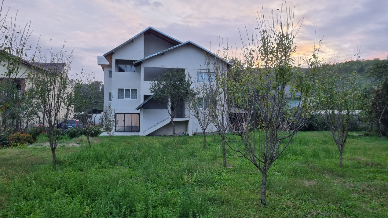 Vanzare casa-vila cu 6 camere si teren 1473 mp, in zona Soimari -Prahova