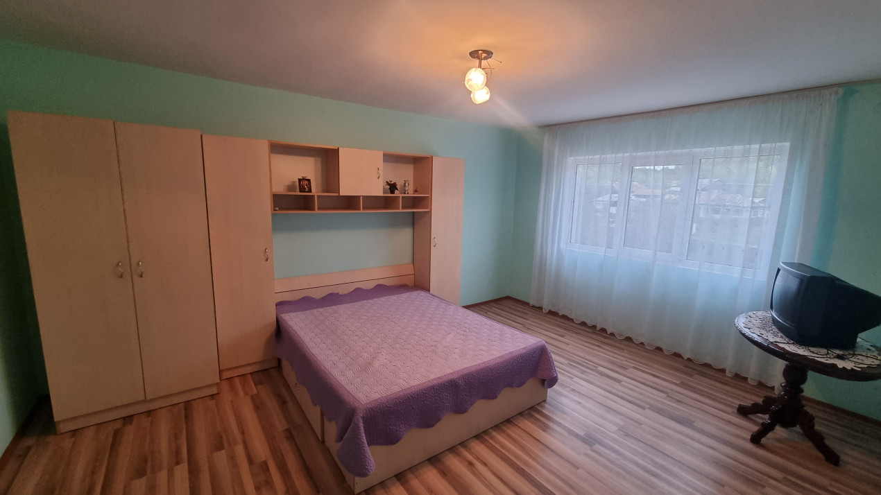 Vanzare casa-vila cu 6 camere si teren 1473 mp, in zona Soimari -Prahova