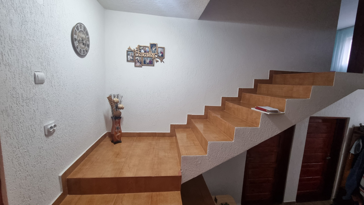 Vanzare casa-vila cu 6 camere si teren 1473 mp, in zona Soimari -Prahova