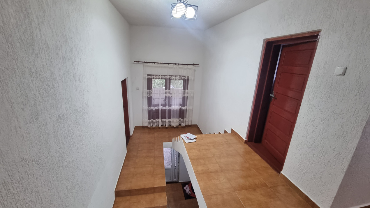Vanzare casa-vila cu 6 camere si teren 1473 mp, in zona Soimari -Prahova