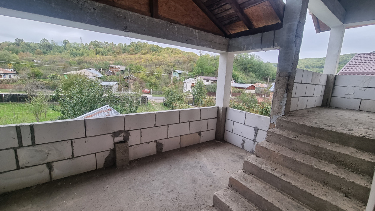 Vanzare casa-vila cu 6 camere si teren 1473 mp, in zona Soimari -Prahova