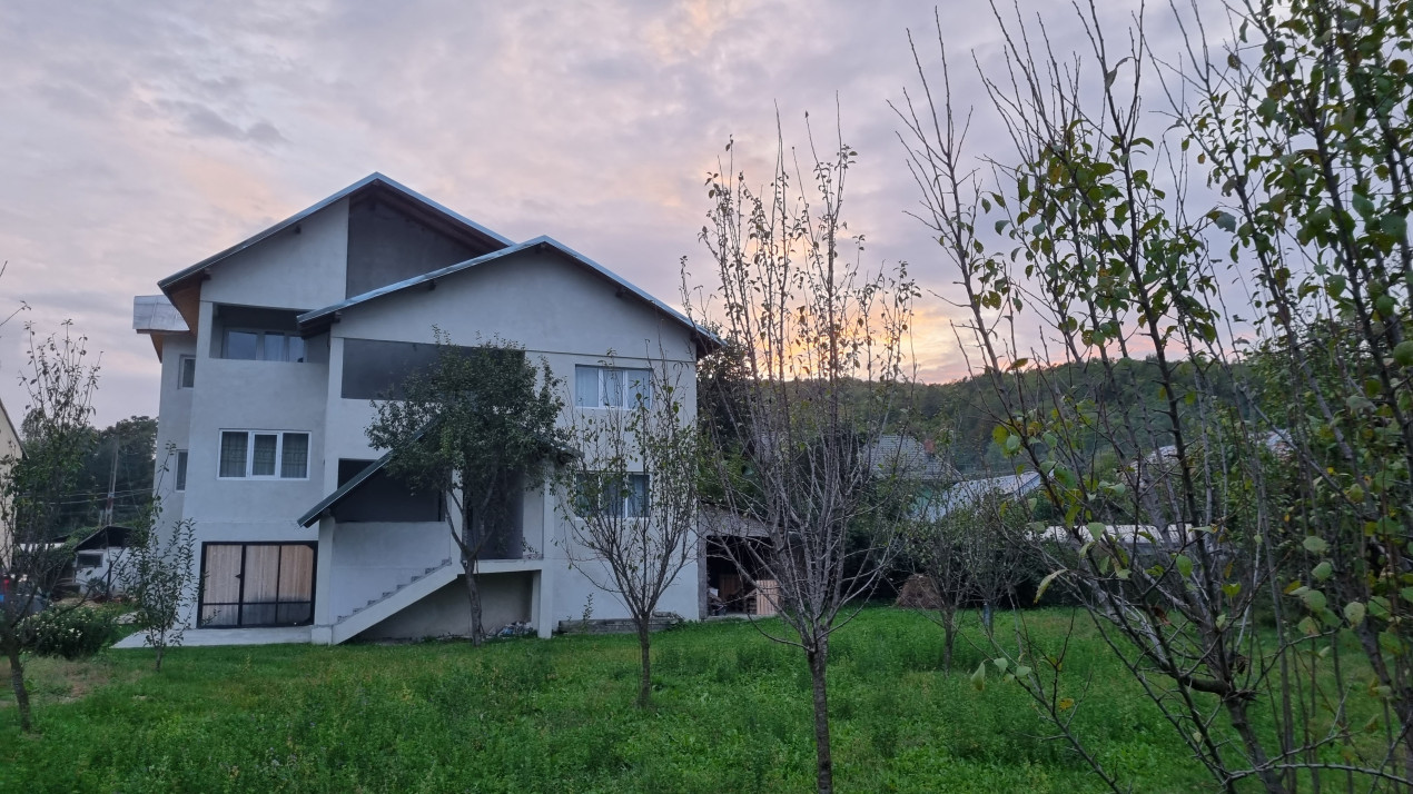 Vanzare casa-vila cu 6 camere si teren 1473 mp, in zona Soimari -Prahova
