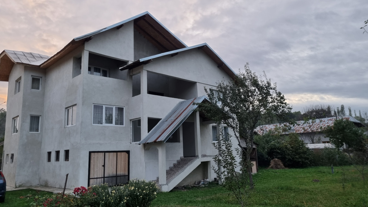 Vanzare casa-vila cu 6 camere si teren 1473 mp, in zona Soimari -Prahova