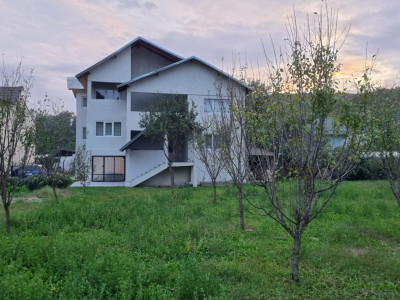 Vanzare casa-vila cu 6 camere si teren 1473 mp, in zona Soimari -Prahova